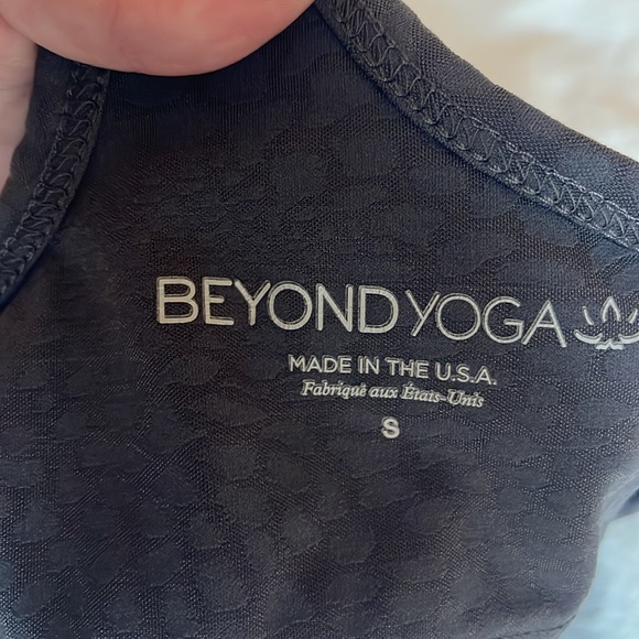 Beyond Yoga Set, Feline Jacquard High Waisted Midi Legging & Cropped Tank - Picture 13 of 16